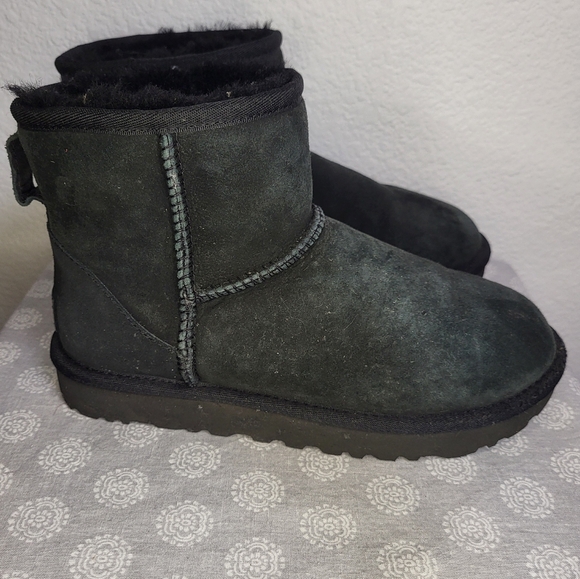 UGGs Low Top Shearling Ankle Boots in Black size 6 - Picture 4 of 11